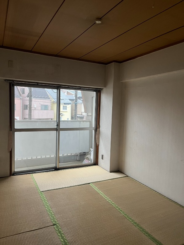 洋室へリノベ予定　バルコニー側(ほかの号室の写真です。）