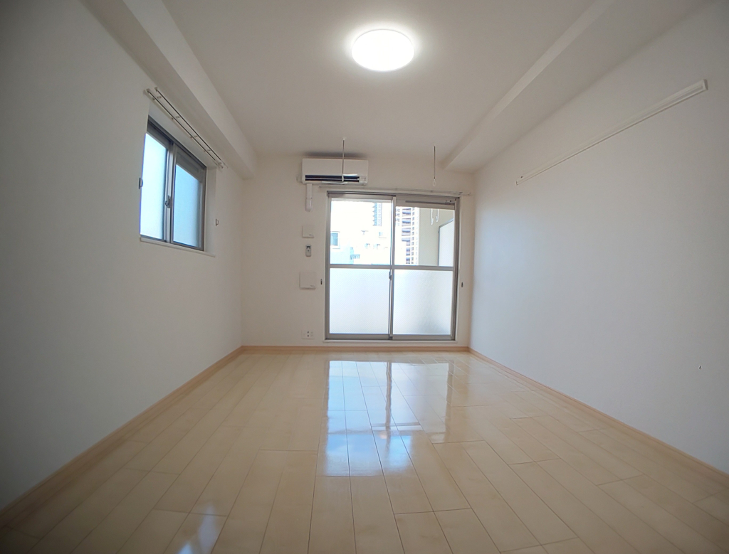 写真は角の別室です(今回募集の部屋に側面の小窓はありません)