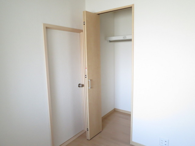 通路側洋間にも収納