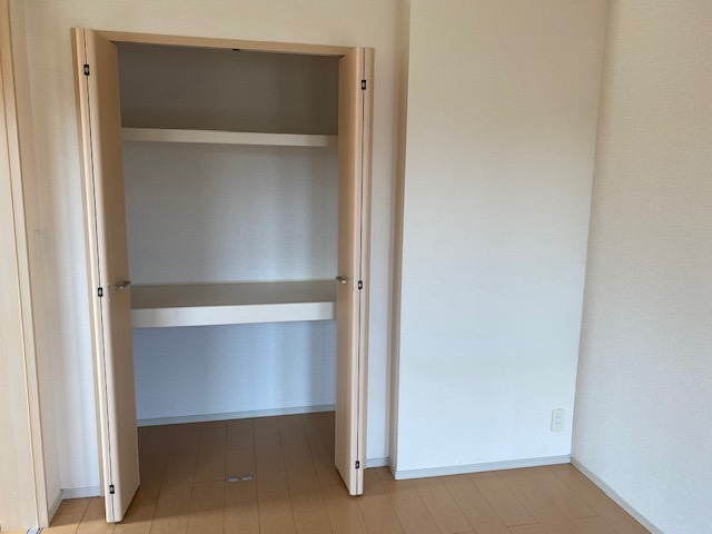 バルコニー側洋室収納！