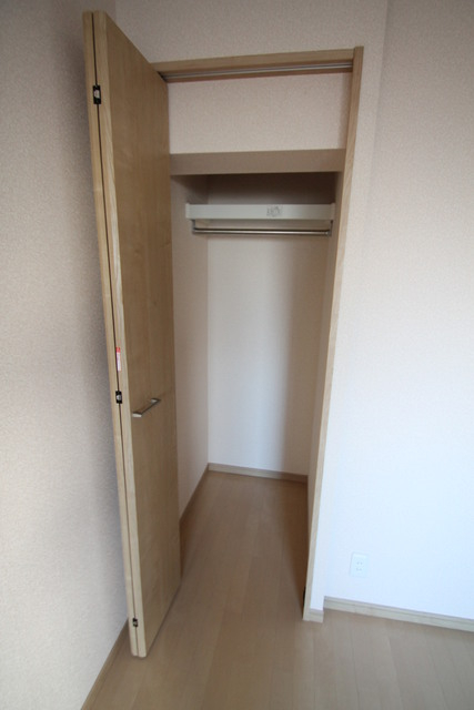 通路側洋室にも収納あり