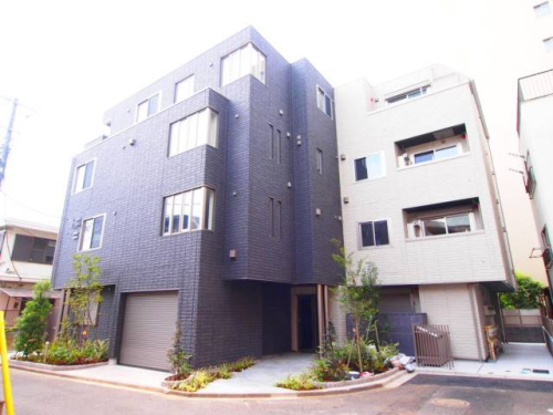 おしゃれな重厚感のあるマンションです。