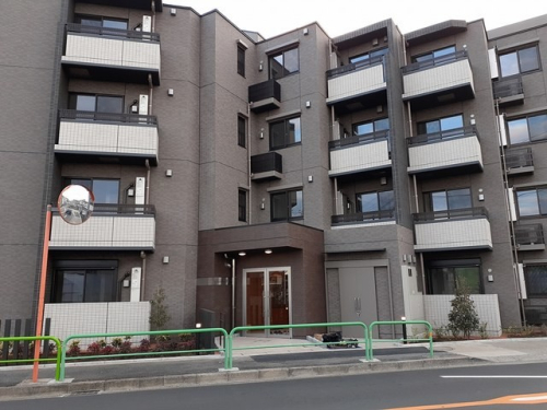 閑静な住宅地に佇む重厚感あるマンション