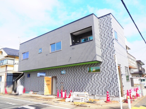 POPな外観がおしゃれな建物です