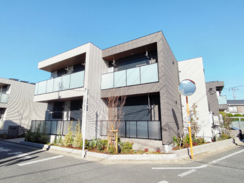 閑静な住宅街に建つ新築の建物です