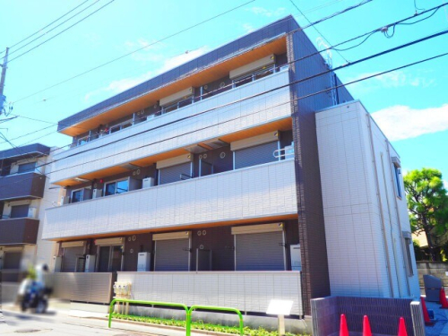 バス通り沿いに建つ築浅アパート