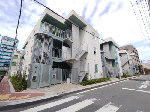 アクセントの寒色が映えるデザイン性の高いマンション