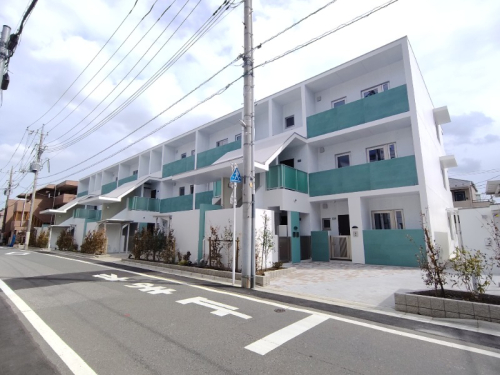 アクセントの寒色が映えるデザイン性の高いマンション