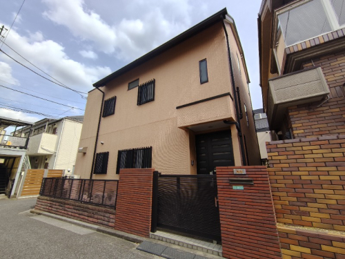 駅近で落ち着いた色合いの戸建