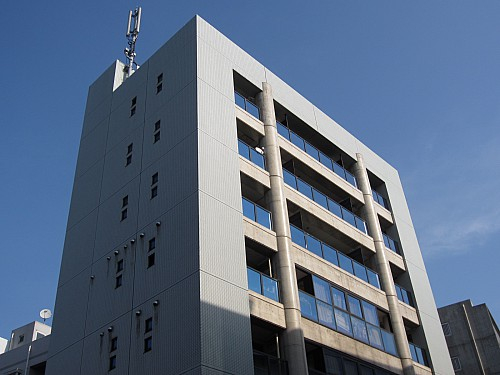 中村川に面した8階建てのマンションです