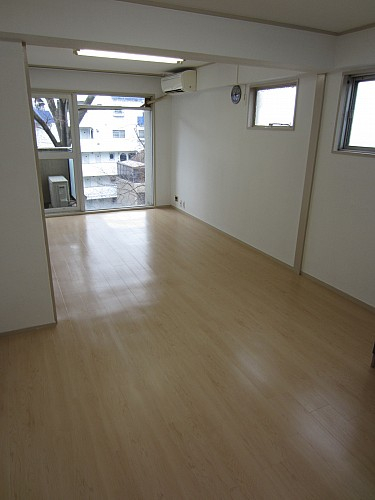 大きな窓から日差しが入りとても明るいお部屋です。また緑に囲まれ大変静かで落ち着いた環境です。