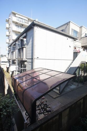 積水ハウスの賃貸住宅シャーメゾンです。最寄駅新丸子駅まで平坦で、閑静な住環境です。
