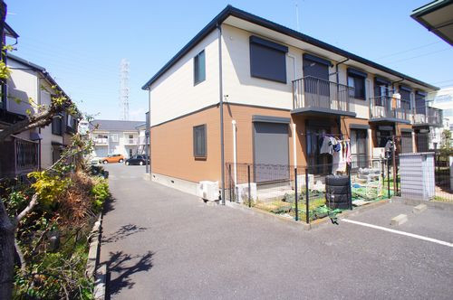 閑静な住環境です。こちらの建物の２Ｆ角部屋になります。