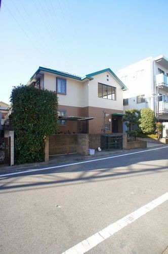 積水ハウスの賃貸住宅「シャーメゾン」です。閑静な住宅地に立地しており、外観は重厚感あふれる物件です。