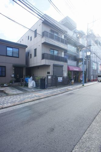 商店街の中に立地しています。