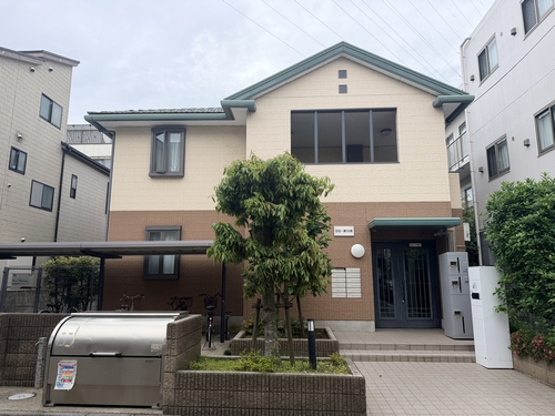積水ハウスの賃貸住宅「シャーメゾン」です。閑静な住宅地に立地しており、外観は重厚感あふれる物件です。