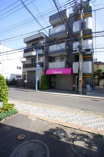 商店街の中に立地しています。