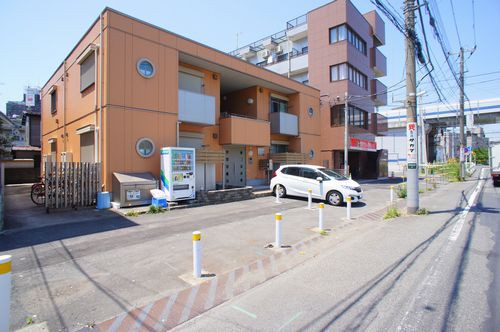 積水ハウスの賃貸住宅シャーメゾンです。コの字型に立てられた物件で角部屋が多く設けられています。