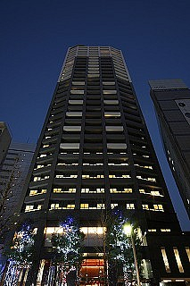 ファーストリアルタワー新宿の外観