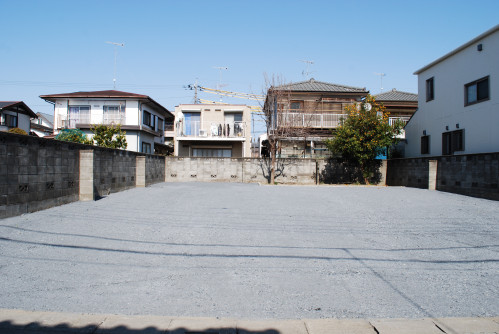 広い間口の広々駐車場